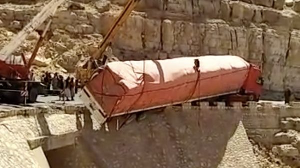 Twee kraanwagens doen uiterste poging om een gestrande vrachtwagen te redden