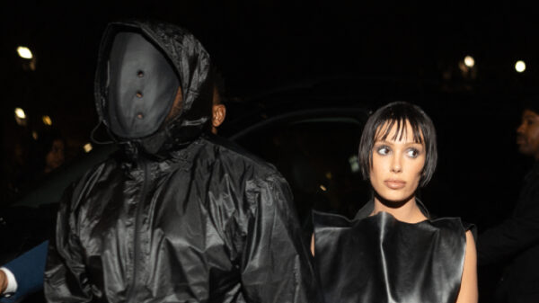 Kanye stuurt Bianca Censori weer eens in een krankzinnige outfit de straat op