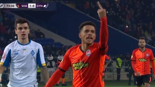 Schandalig: Taison krijgt racistisch spreekkoren van Dynamo Kiev-aanhangers en rood van de scheids