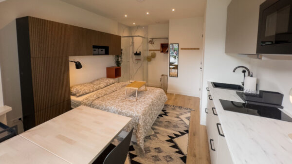 In dit € 175.000,- kostende appartement in Utrecht kun je koken vanuit je bed!