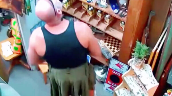 Kiltdragende viespeuk gearresteerd nadat hij in Texas winkelspullen besmeurde