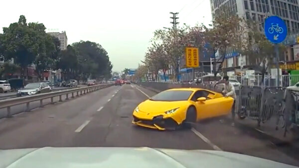 Chinees parkeert zijn Lamborghini Huracán tegen een hek na matige inhaalpoging