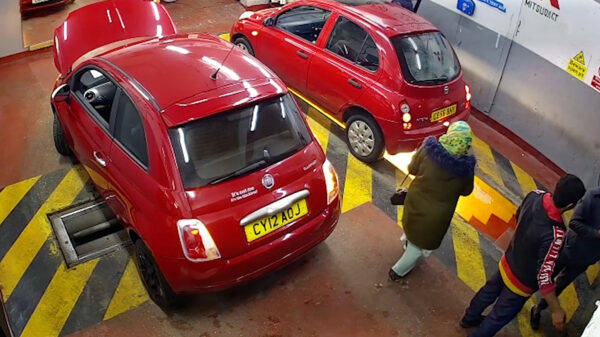 Vrouw komt haar auto checken en verdwijnt in inspectieput in Londense garage