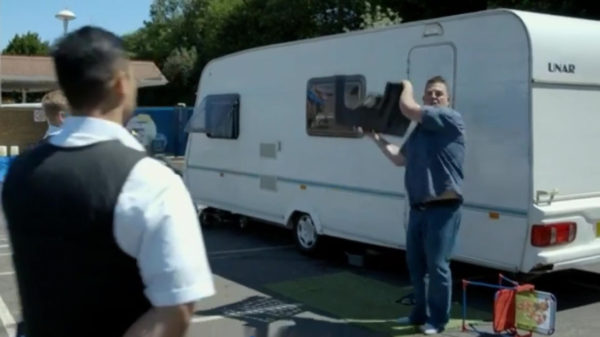 Straalbezopen kampeerder weigert parkeerterrein van supermarkt te verlaten