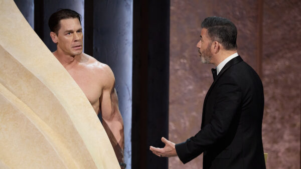 John Cena verbaasde Hollywood door in bijzondere outfit Oscar voor beste kostuum uit te reiken
