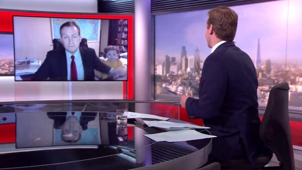 Het is 7 jaar geleden dat de thuiswerkende BBC-analist hilarisch onderbroken werd