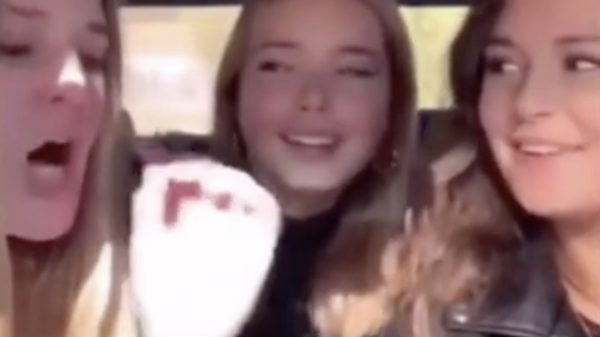 Amerikaanse troela vindt dat die buitenlanders echt een raar accent hebben