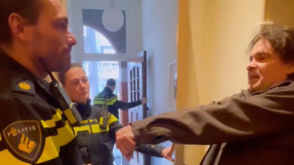 Politie valt binnen bij Hans Teeuwen na persiflage van Femke Halsema