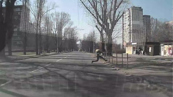 Overstekende kerel is veilig aan de overka... Oh wacht