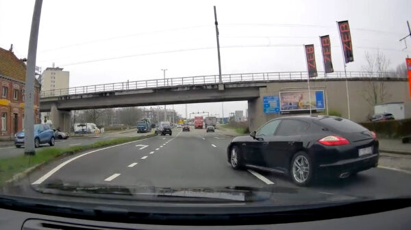 Stekeblinde vrouw in Porsche draait tergend langzaam de weg op in Dendermonde