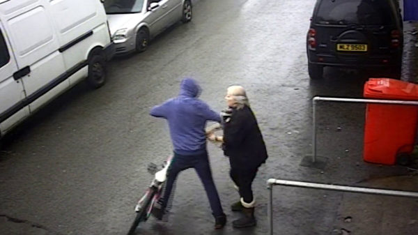 Dappere bejaarde vrouw gaat het gevecht met zielige fietsendief aan