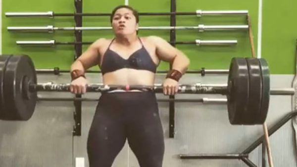 Gewichthefster komt erachter dat ze de volgende keer beter schoenen kan dragen