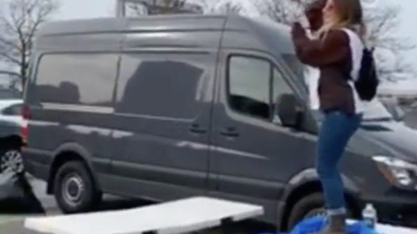 Ik ben bezopen en ga deze tafel slopen!