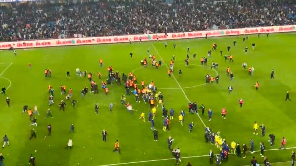 Chaos in Turkije: spelers Fenerbahçe aangevallen door woedende fans van Trabzonspor