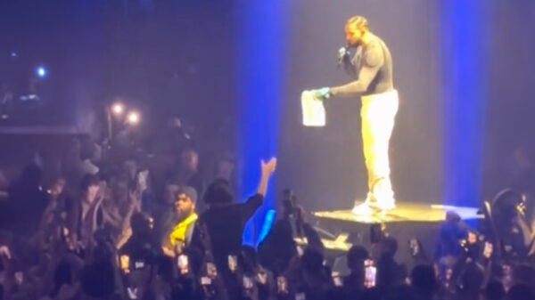 Drake is in een filantropische bui en geeft een fan in het publiek 100.000 dollar