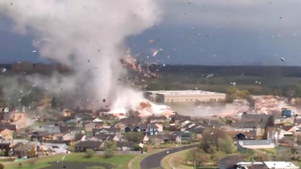 Bizarre beelden van die keer dat een tornado een stad in Kansas verwoestte