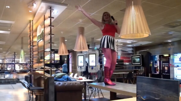 Happy Meal Iris Queen geeft een spontaan optreden in de McDonald's