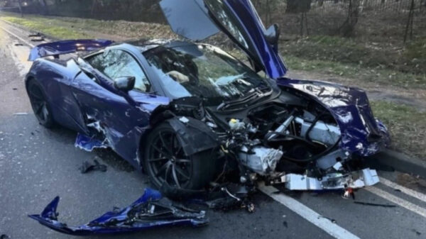 Influencer HSTikkyTokky crasht in peperdure McLaren en laat vriend gewond achter