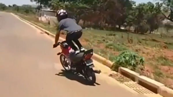 Stuntpiloot eindigt zijn wheelie met een onvervalste koprol op het asfalt