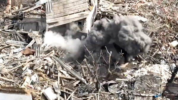 Russische soldaat die batterij van zijn drone vervangt werd gespot door Oekraïners