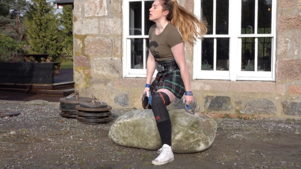 Schotse moeder is volop aan het trainen om die zware boodschappentassen te kunnen dragen