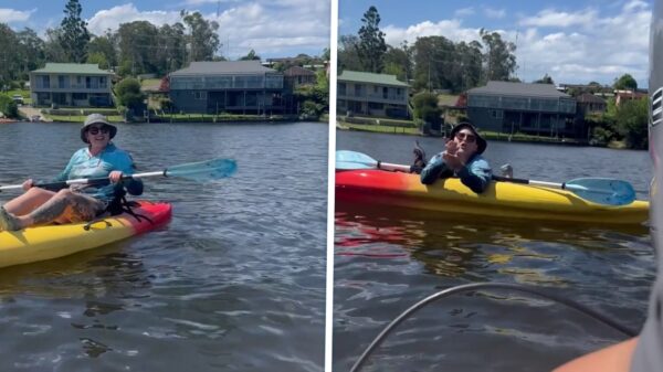 Australische kajak-Karen is pissig op bestuurder van bootje en schiet uit haar slof