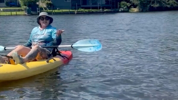 Australische kajak-Karen is pissig op bestuurder van bootje en schiet uit haar slof