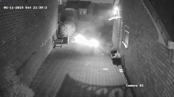 Dronken automobilist heeft een originele manier uitgevonden om zijn auto te parkeren