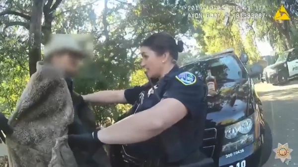 Politieagente schrikt zich de tandjes als ze tijdens het fouilleren een hagedis vindt