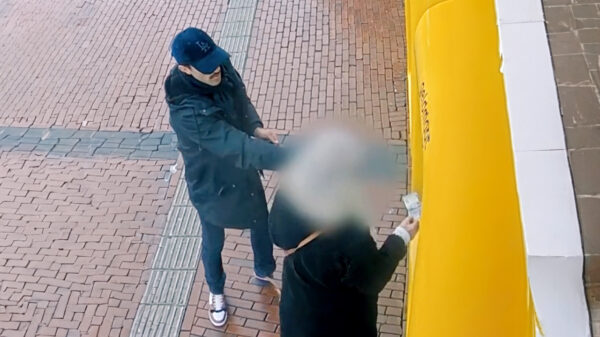 Opsporing verzocht: "behulpzame" man helpt vrouw met het storten van geld in Nijmegen
