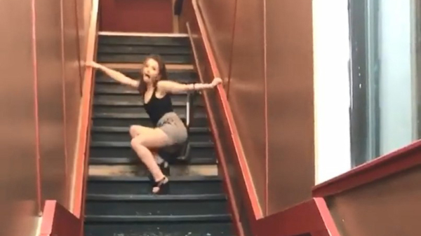 Laveloze Liesbeth probeert verleidelijk van de trap te lopen