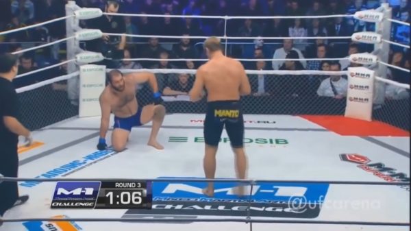 Dit moet wel de slechtste strategie van een kickbokser everooit zijn