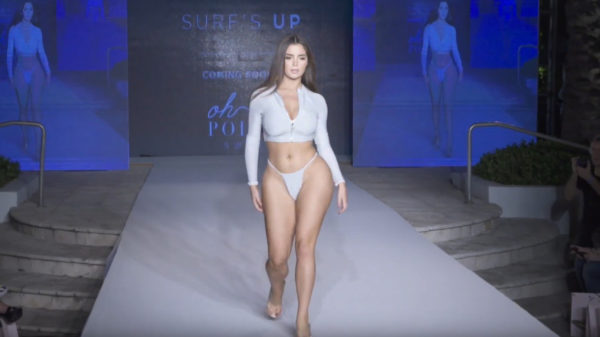 Demi Rose Mawby pronkt met haar ongelooflijke rondingen op de catwalk