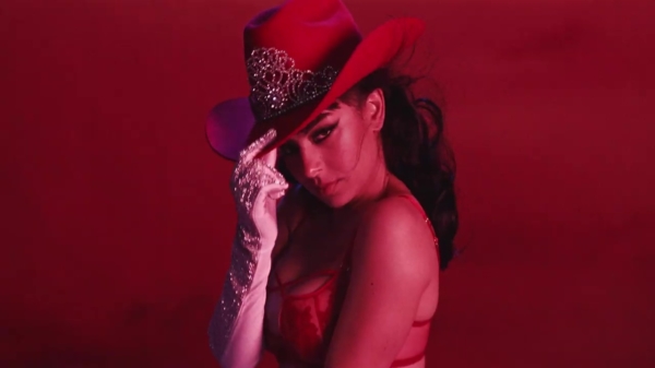 Charli XCX rodeoot er in lingerie lekker op los in nieuwe commercial Agent Provocateur