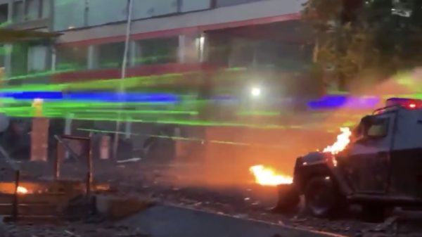Protesterende activisten in Chili verblinden politie met lasershow