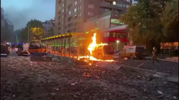 Protesterende activisten in Chili verblinden politie met lasershow