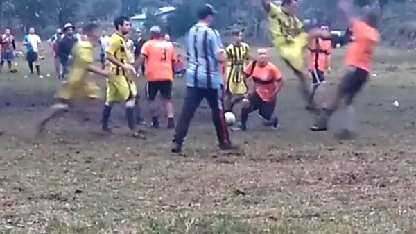 Dé reden waarom amateurvoetbal vaak zo spectaculair is om naar te kijken