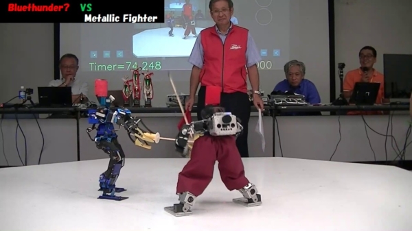 Zwaardvechtende Japanse robots houden een schitterend gevecht!
