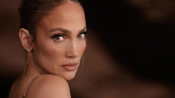 De 54-jarige Jennifer Lopez knalt van je scherm in nieuwe reclame Intimissimi