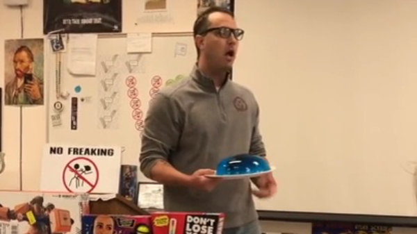 Je leraar trollen door zijn nietmachine in gelatine te kieperen