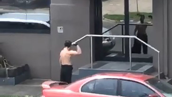 Spierbal stopt om zijn 'guns' te bekijken in een getinte deur