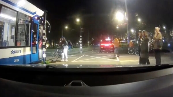 Vrouw op fiets kan niet op tijd remmen en wordt door een tram omvergereden