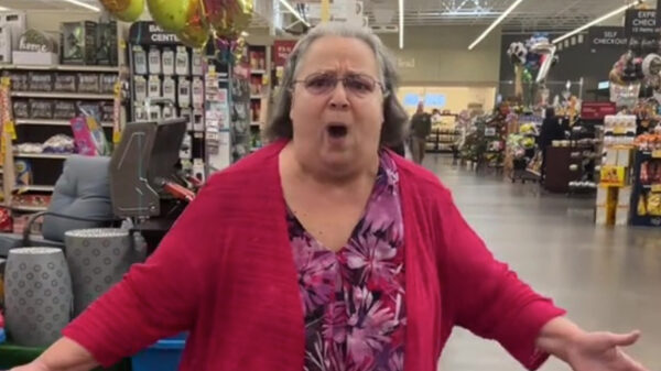 Oma heeft de social media pranks ontdekt en gaat los in de supermarkt