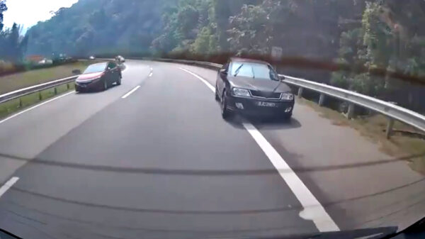 Road rage op de Maleise snelweg eindigt met stevige klapper in de berm