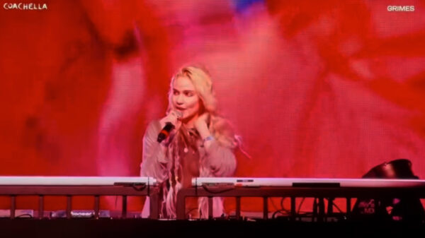 DJ-set Grimes op Coachella gaat viraal omdat ze geen idee heeft hoe ze moet DJ'en