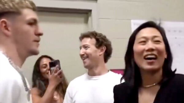 Opnieuw een awkward video van Mark Zuckerberg die ook bij UFC 300 aanwezig was