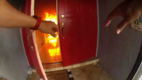 Politieagent redt oudjes uit een brandend huis in Zuidwest-Florida