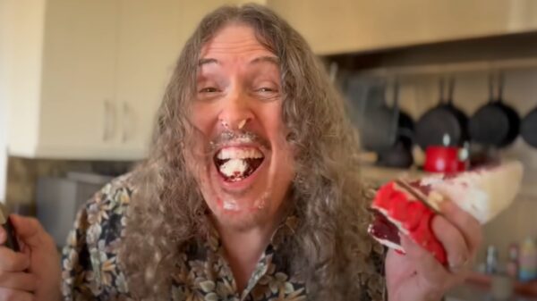 Weird Al Yankovic doet ook mee aan de populaire echt of taart-trend