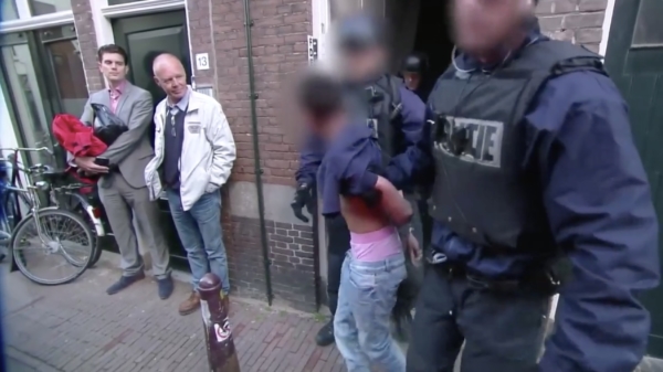 POV-beelden: bijdehand 12-jarig jochie van zijn bed gelicht door de politie