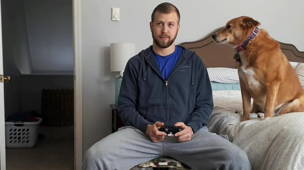 Met deze hond in de buurt is het verdomde lastig gamen